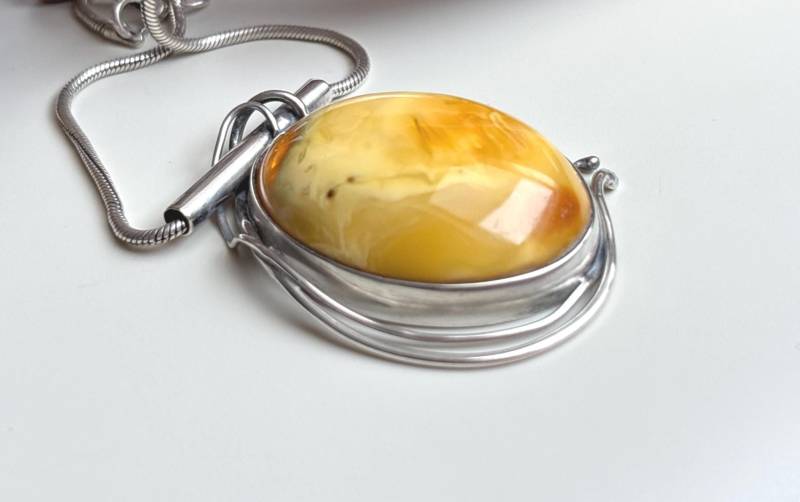 Kette Kettenanhänger Großer Bernstein in Silberfassung von Koenigswurzeln