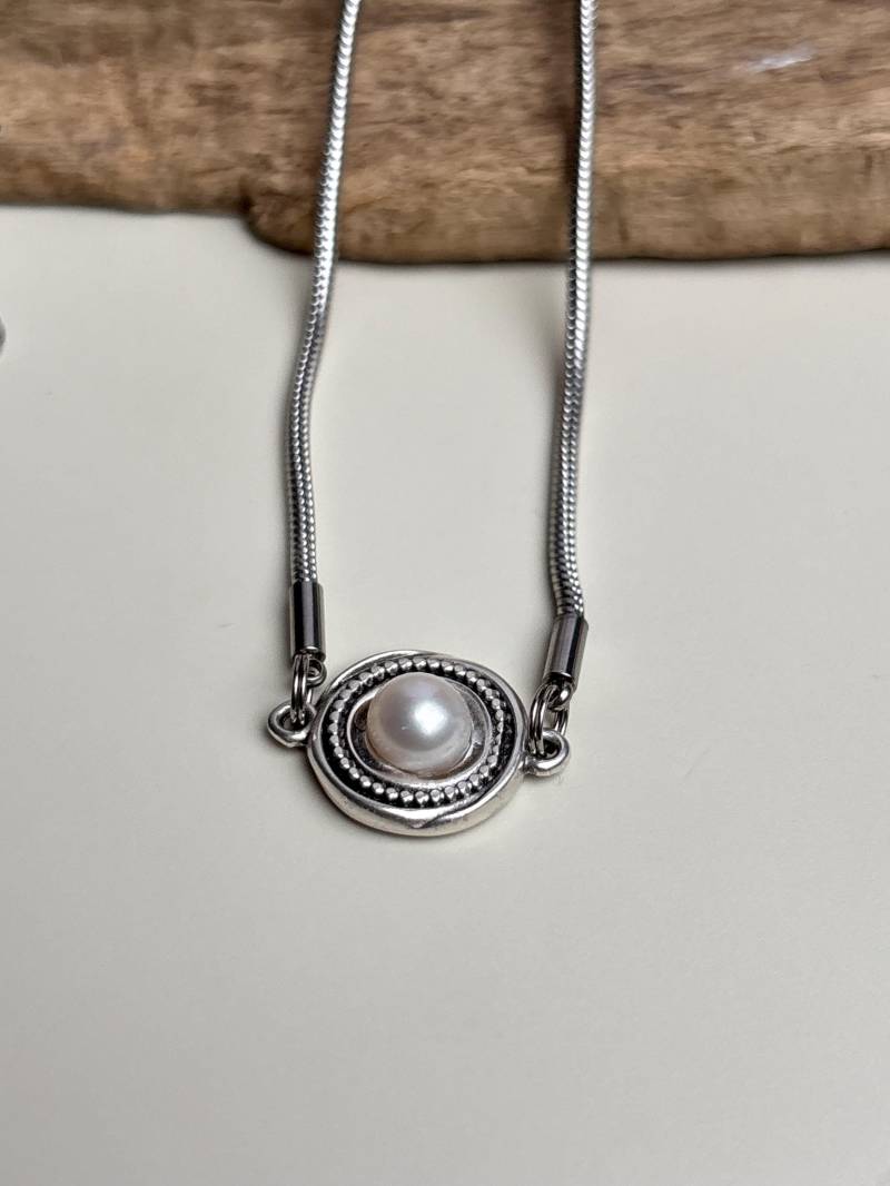 Königswurzeln Kette Mit Weißer Perle Königswurzeln Kette Mit Weißer Perle von Koenigswurzeln