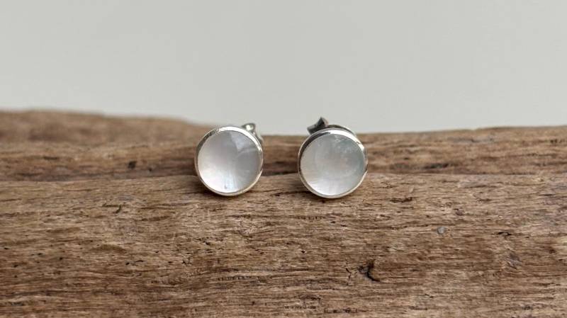 Ohrstecker Sterlingsilber Mit Perlmutteinlage Ohrstecker Sterlingsilber Mit Perlmutteinlage von Koenigswurzeln