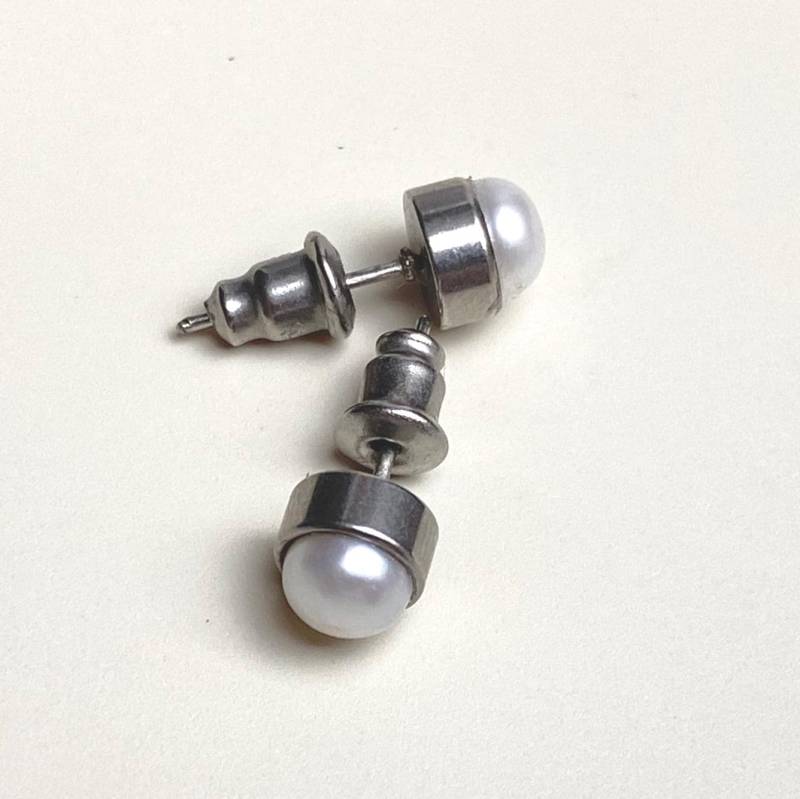Ohrstecker Süßwasserperle in Edelstahlfassung von Koenigswurzeln