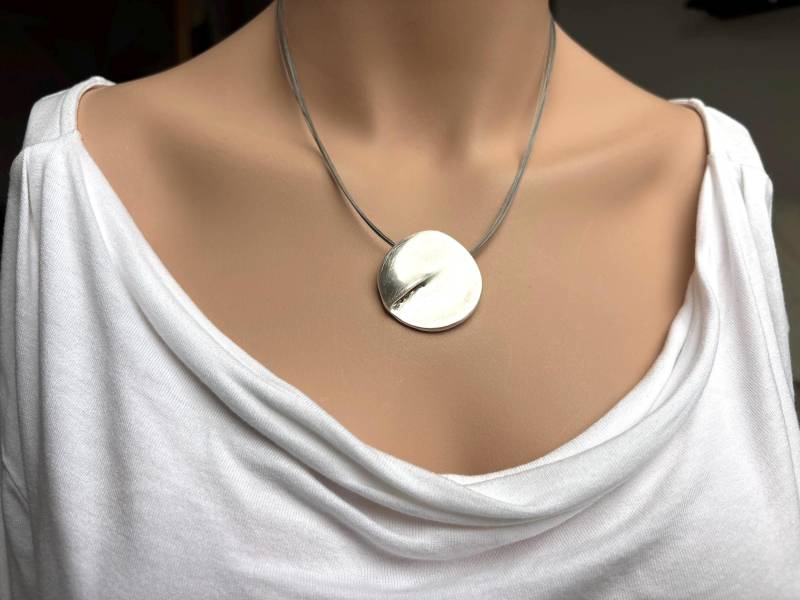 Versilberter Großer Kettenanhänger An Edelstahldrähten von Koenigswurzeln