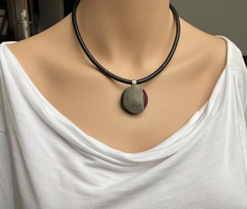 steinschmuck Kette Anhänger Naturstein Mit Holz Und Leder von Koenigswurzeln