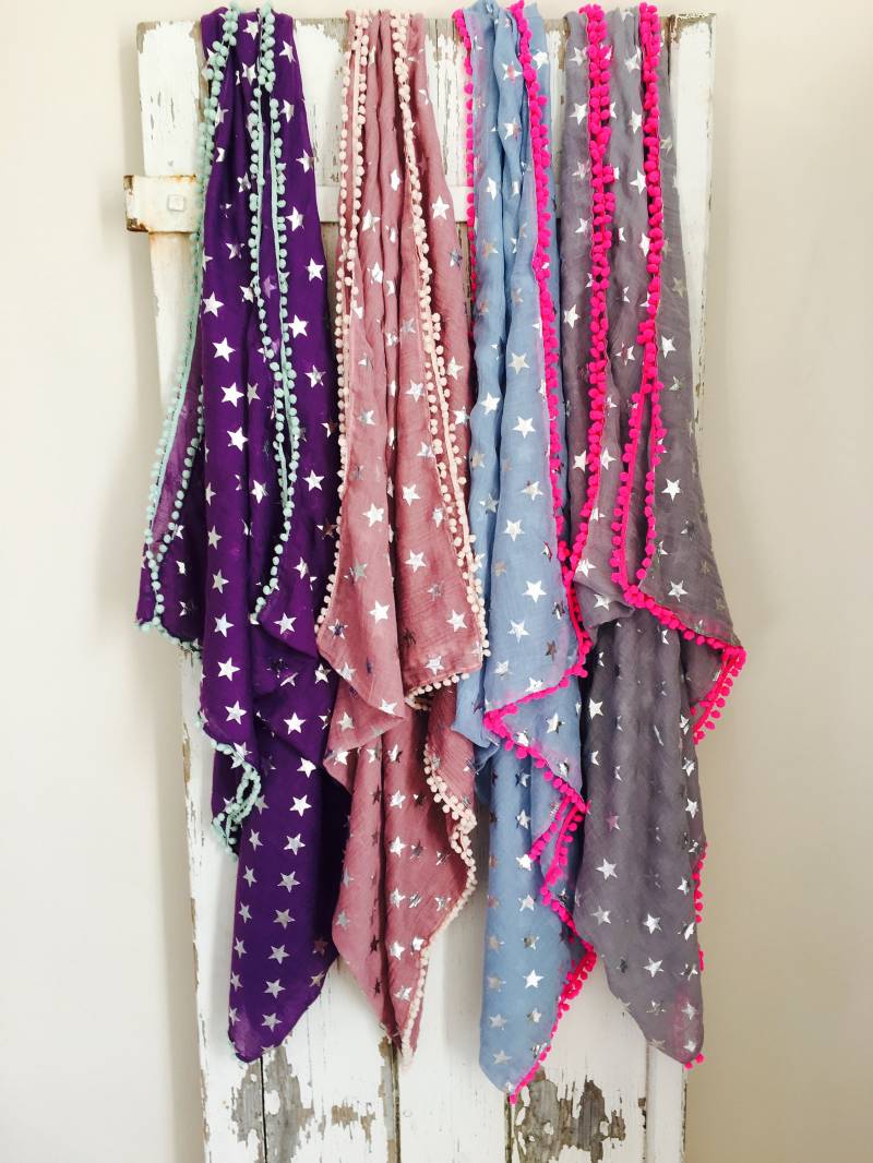 Ibiza Style Sarong/Schals/Tuch Oder Wickeltuch Mit Pompom Borte & Silbernen Sternen Ibiza Style Sarong/Schals/Tuch Oder Wickeltuch Mit Pompom Borte & Silbernen Sternen von KohSamuiBoutique
