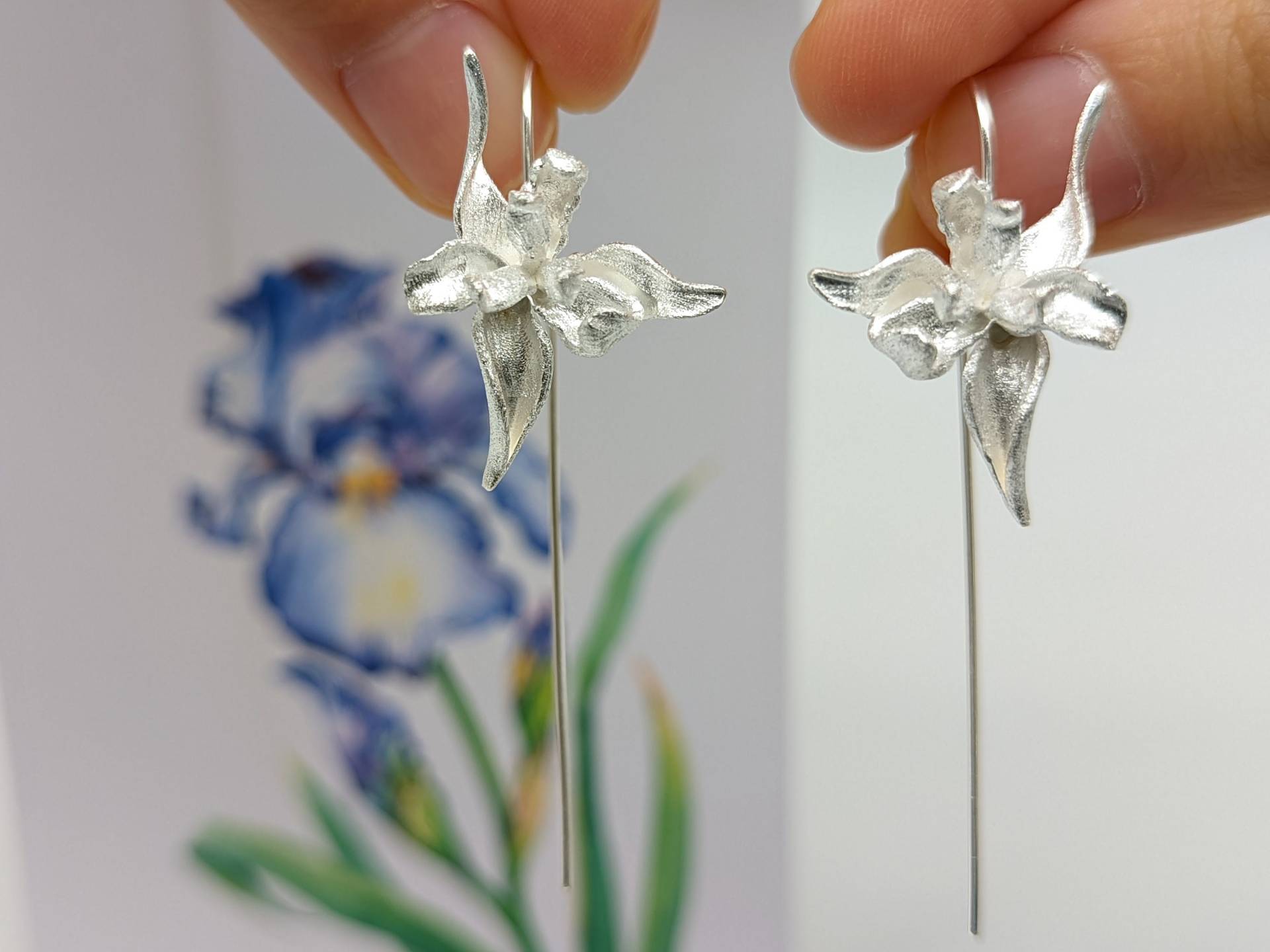 Minimalist Sterling Silber Iris Baumelnde Ohrringe, Einzigartige Blume Baumeln, Süße Lilie, Braut Brautjungfer Schmuck, Mutter Geburtstagsgeschenk Minimalist Sterling Silber Iris Baumelnde Ohrringe, Einzigartige Blume Baumeln, Süße Lilie, Braut Brautjungfer Schmuck, Mutter Geburtstagsgeschenk von KoiAndLotusStudio