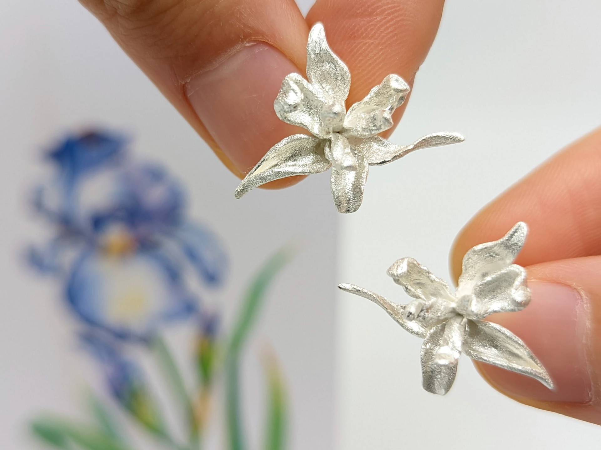 sterling Silber Iris Ohrstecker, Süße Einzigartige Lilien Ohrringe, Elegante Blumen Brautschmuck, Muttertagsgeschenk Für Oma von KoiAndLotusStudio