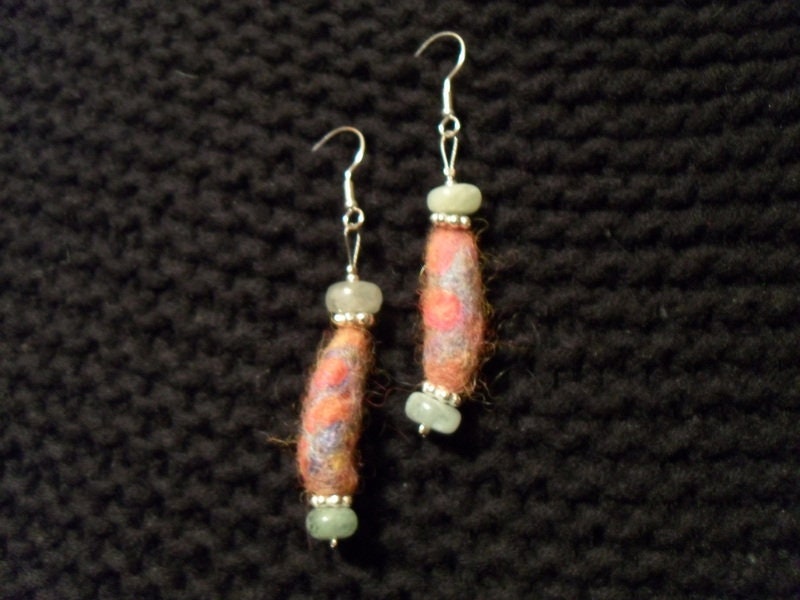 Zarte Filzohrhänger #adventskalenderfüllung #modeschmuck von KojariKreationen