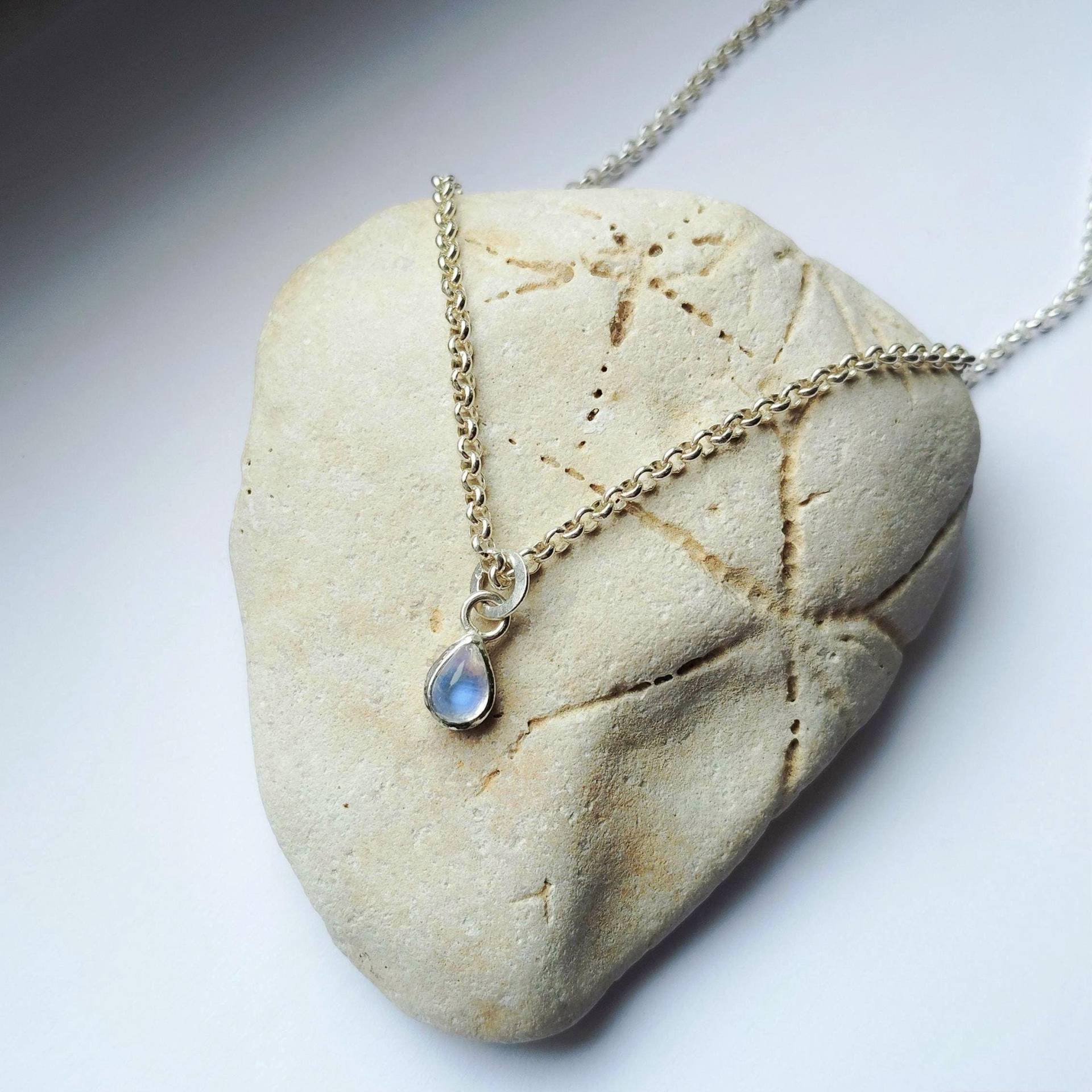 Regenbogen Mondstein Anhänger Sterling Silber Pear Cabochon Halskette von KokiferJewelry