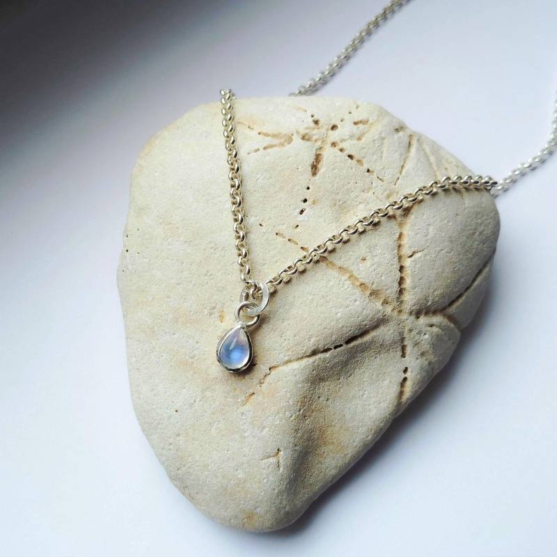 Regenbogen Mondstein Anhänger Sterling Silber Pear Cabochon Halskette von KokiferJewelry