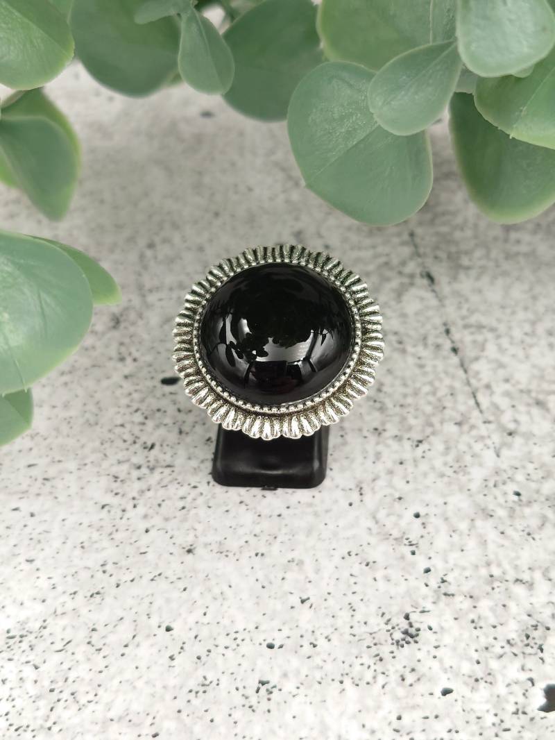 Ausgefallener Großer Ring Mit Schwarzem Stein von KokoCrafting