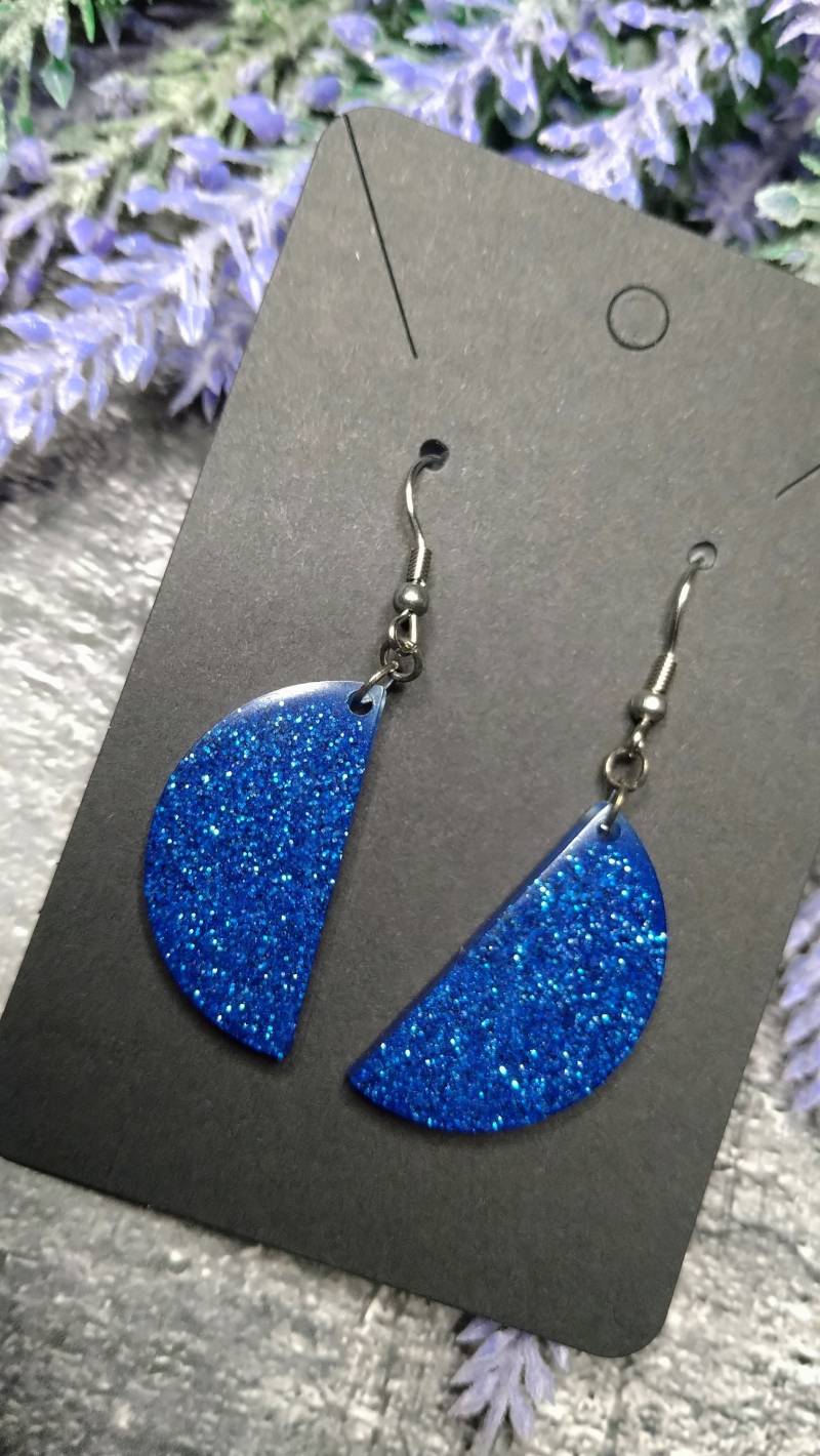 Blaue Glitzer Ohrringe in Form Eines Halbkreises von KokoCrafting
