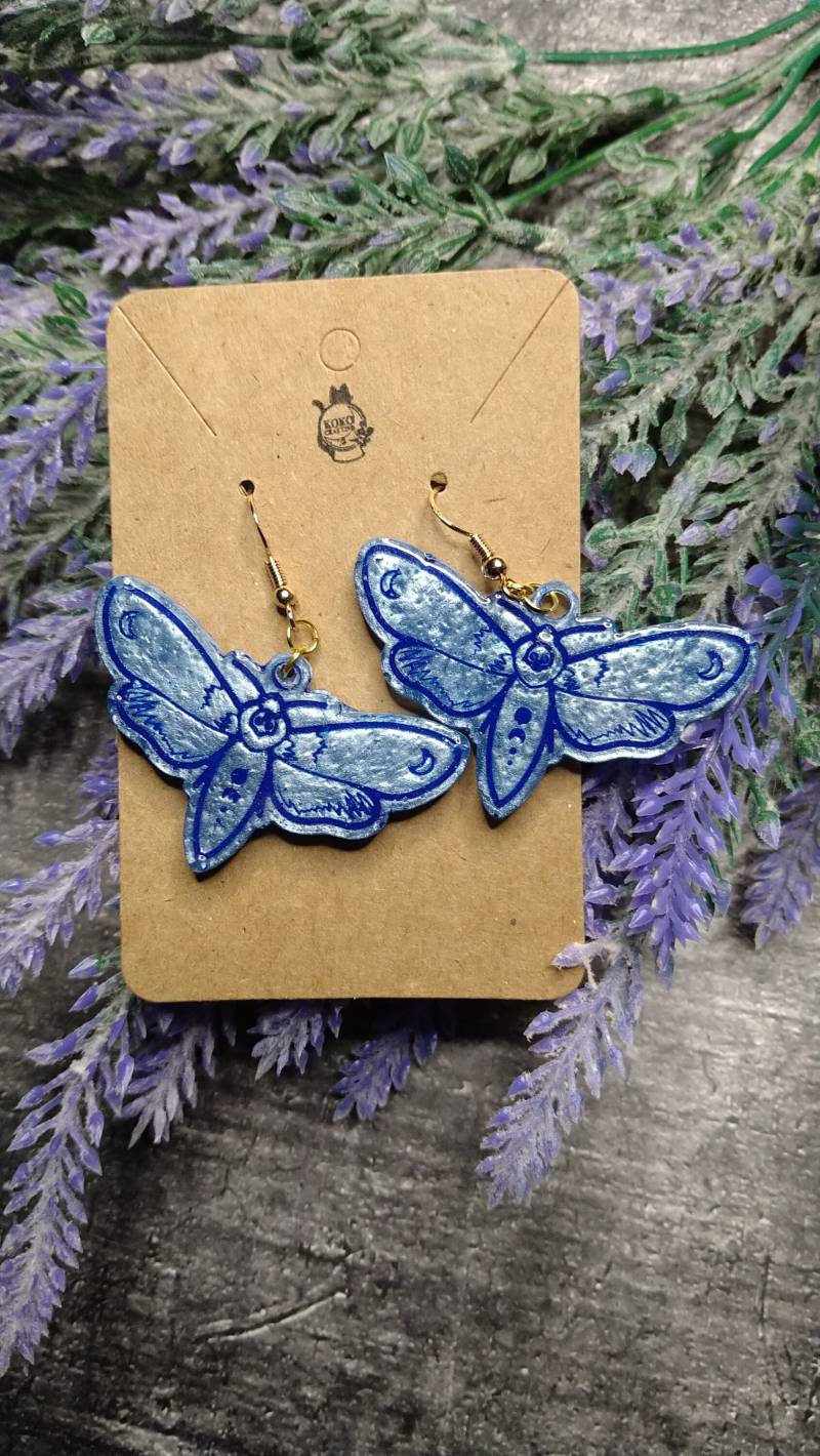 Blue Moth Earrings With Blue Outlines/Blaue Motten Ohrringe von KokoCrafting