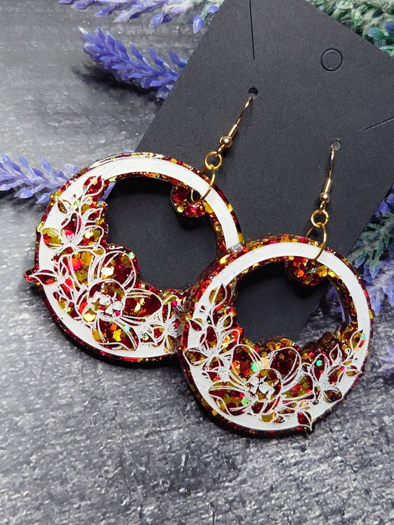 Blumen Totenkopf Ohrringe Aus Glitzer in Gold-Rot Und Mit Weißen Outlines von KokoCrafting