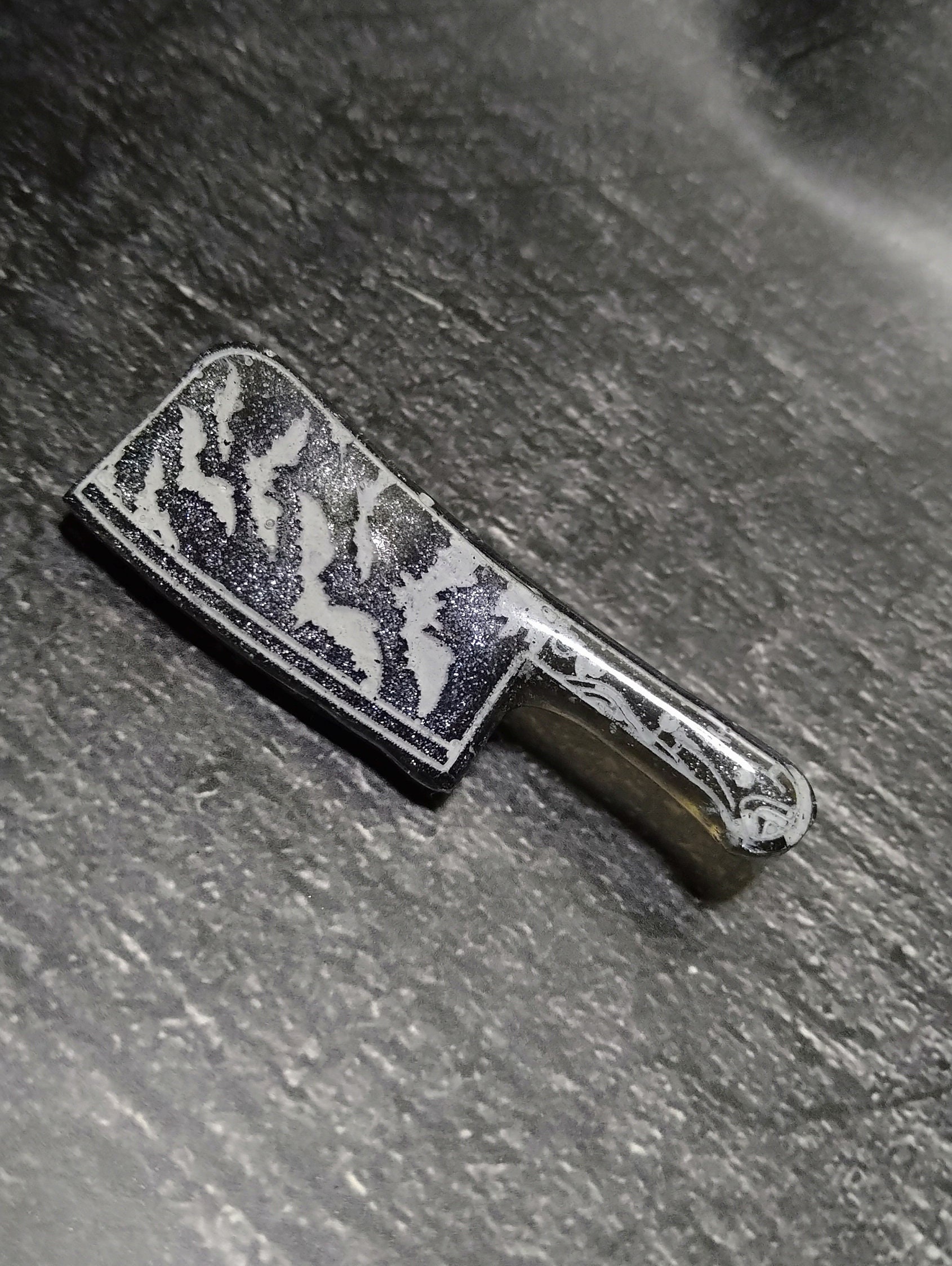 Grau-Silberner Pin in Form Eines Hackebeils Mit Fledermäusen Weiß von KokoCrafting