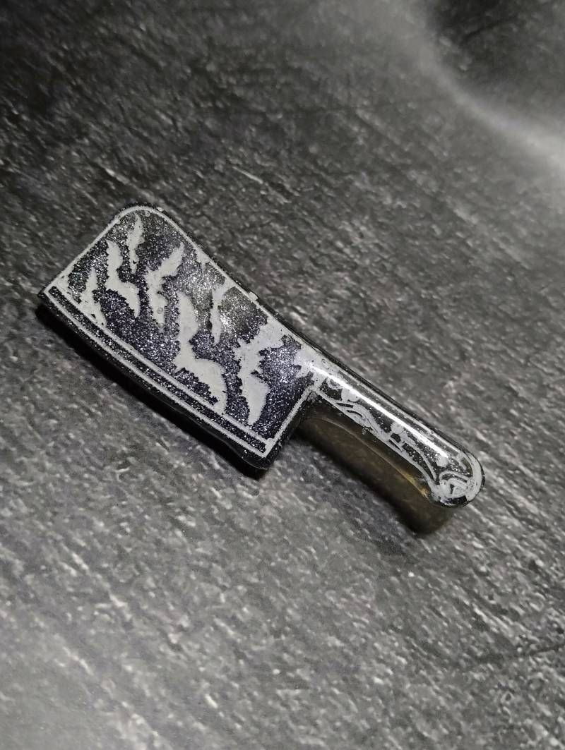 Grau-Silberner Pin in Form Eines Hackebeils Mit Fledermäusen Weiß von KokoCrafting