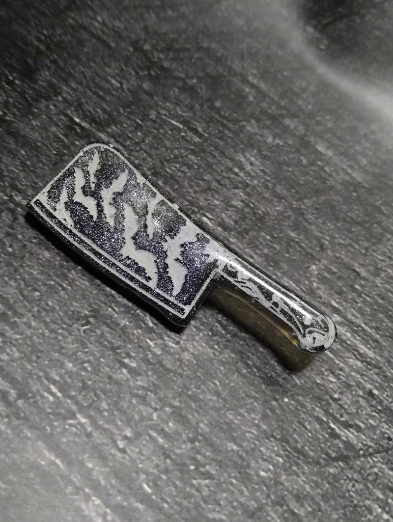 Grau-Silberner Pin in Form Eines Hackebeils Mit Fledermäusen Weiß von KokoCrafting