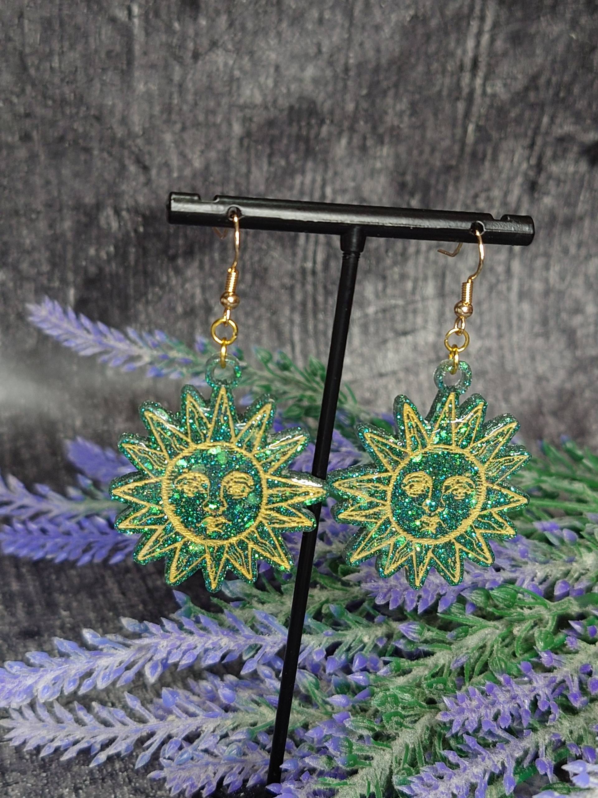 Grüne Glitzer Sonnen Ohrringe Mit Gesicht Und Goldenen Outlines von KokoCrafting