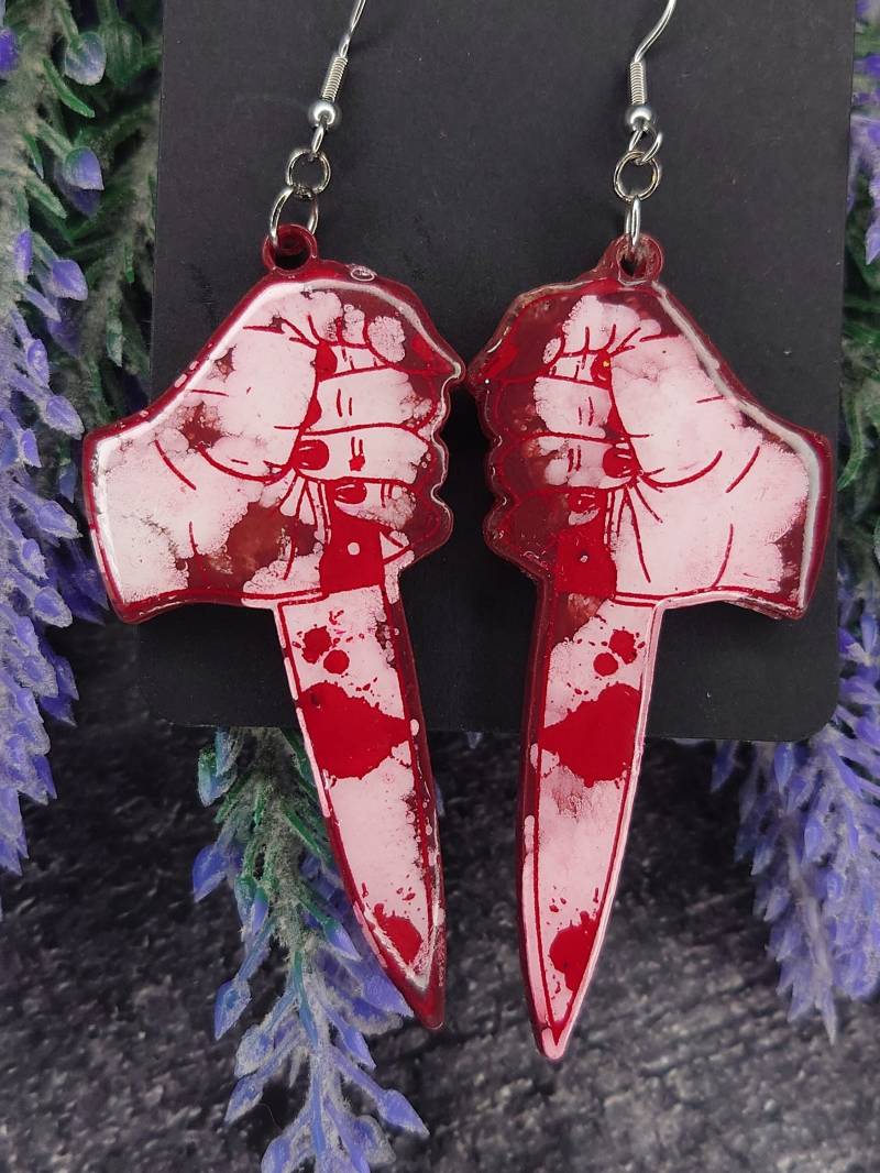 Hand Mit Blutigem Messer Ohrringe Dunkelrot-Weißmit Hellroten Outlines von KokoCrafting