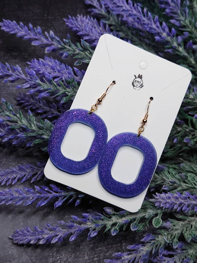 Lila Schimmernde Ohrringe in Ovaler Form, Im Retro-stil Mit Goldenem Ohrhaken, Leicht Transparent von KokoCrafting