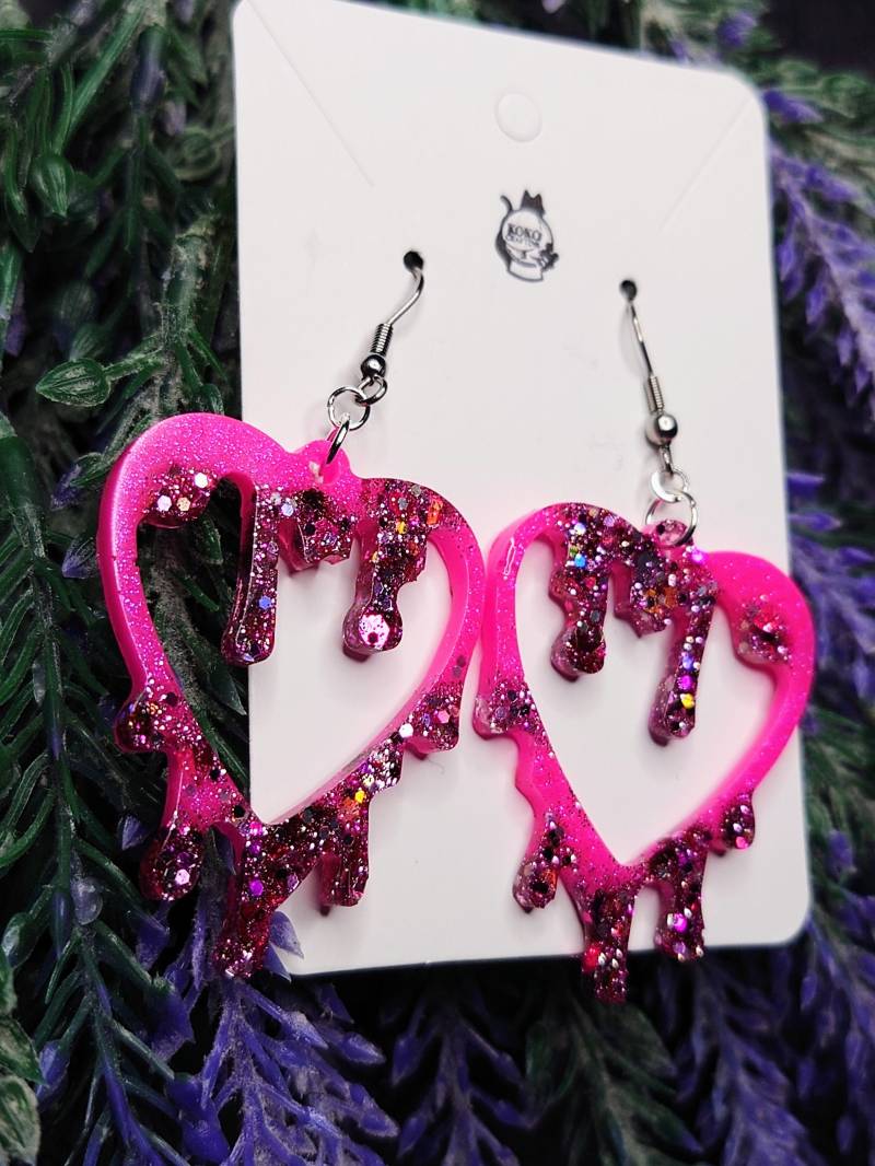 Pinke Ohrringe in Herzform, Mit Feinem Und Größerem Glitzer, Schmelzendes Herz von KokoCrafting