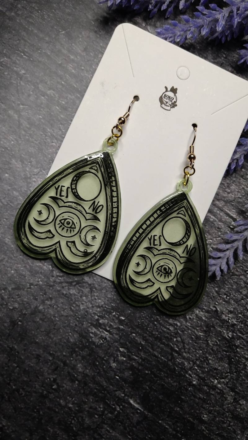 Quija Planchette Ohrringe in Hellgrün Transparent Und Schwarzen Outlines von KokoCrafting