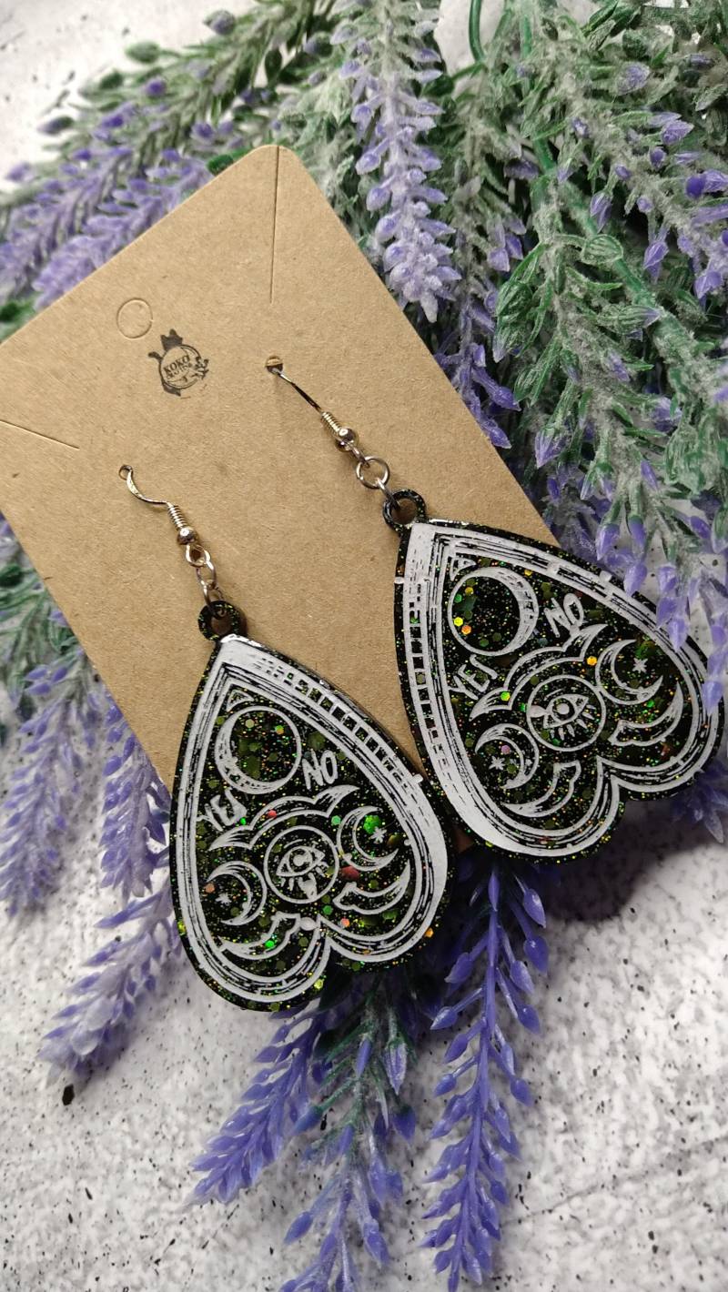 Quija Planchette Schwarz, Grüner Glitzer, Weiße Outlines von KokoCrafting