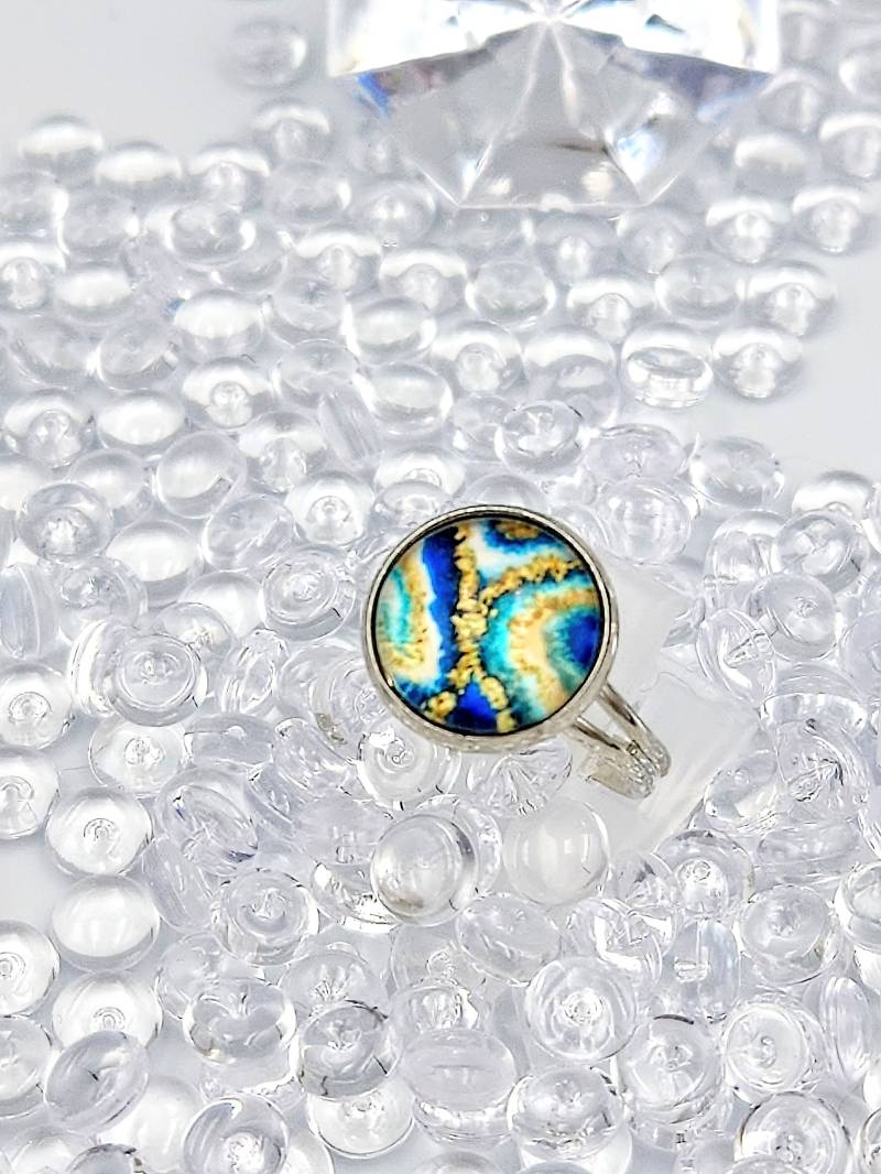 Ring Mit Blau-Goldener Glas Cabochon Größenverstellbar von KokoCrafting