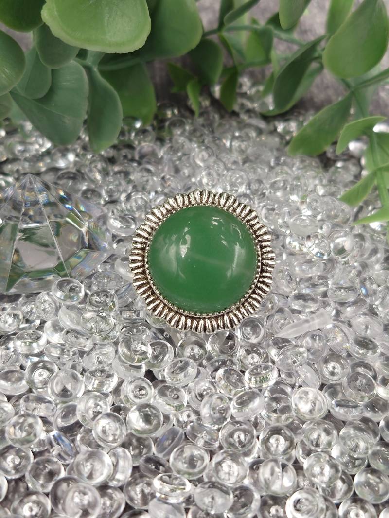 Ring Mit Extra Großem Grünem Stein - Größenverstellbar von KokoCrafting