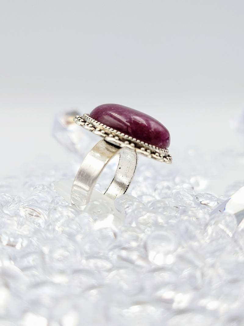 Ring Mit Weinrotem Stein Größenverstellbar von KokoCrafting