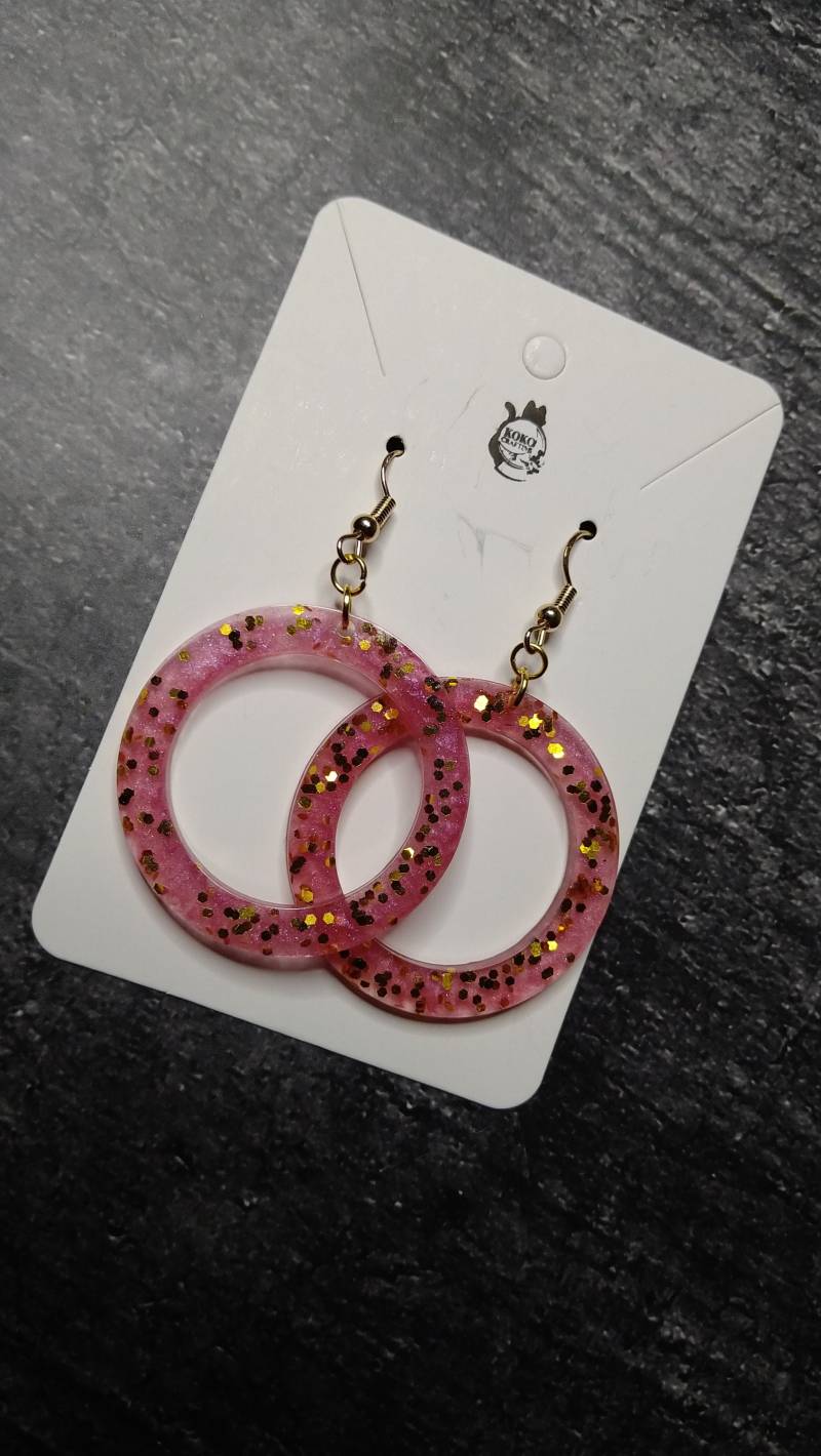Runde Rosane Ohrringe Leicht Transparent Und Mit Goldenem Glitzer von KokoCrafting