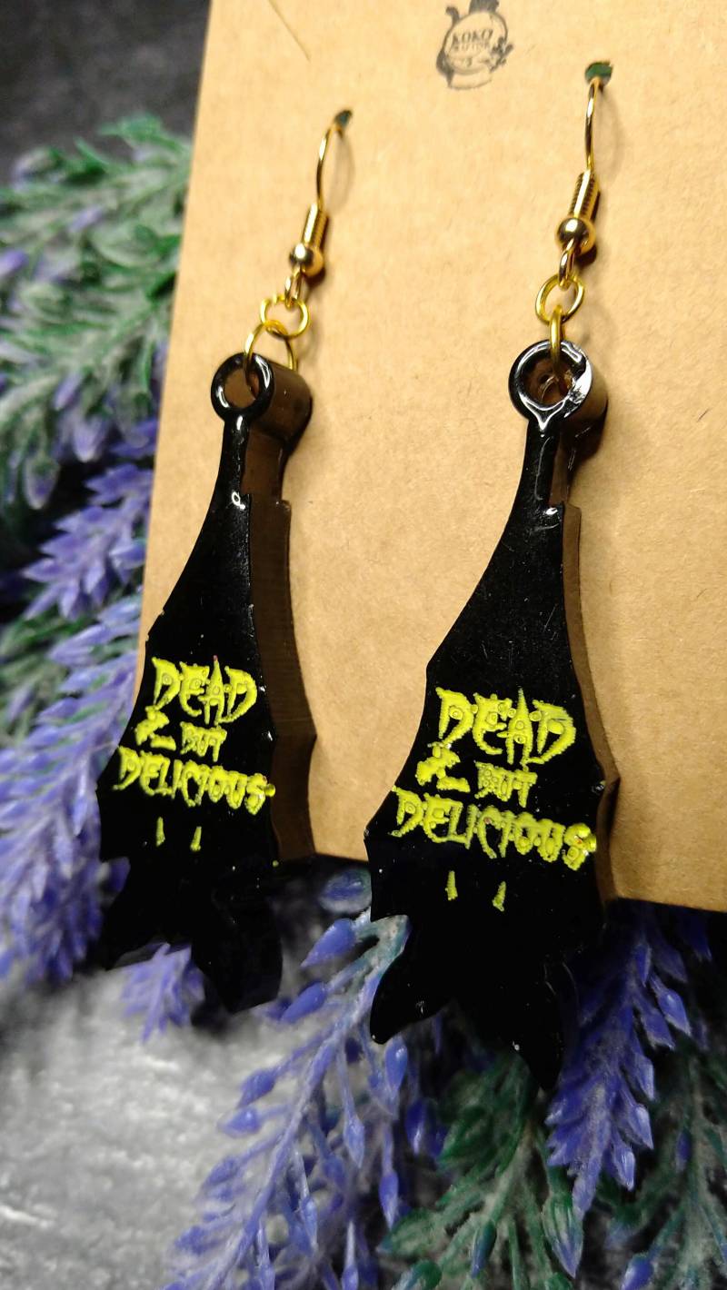 Schwarze Fledermaus Ohrringe Mit Gelben Outlines, "Dead But Delicious" von KokoCrafting