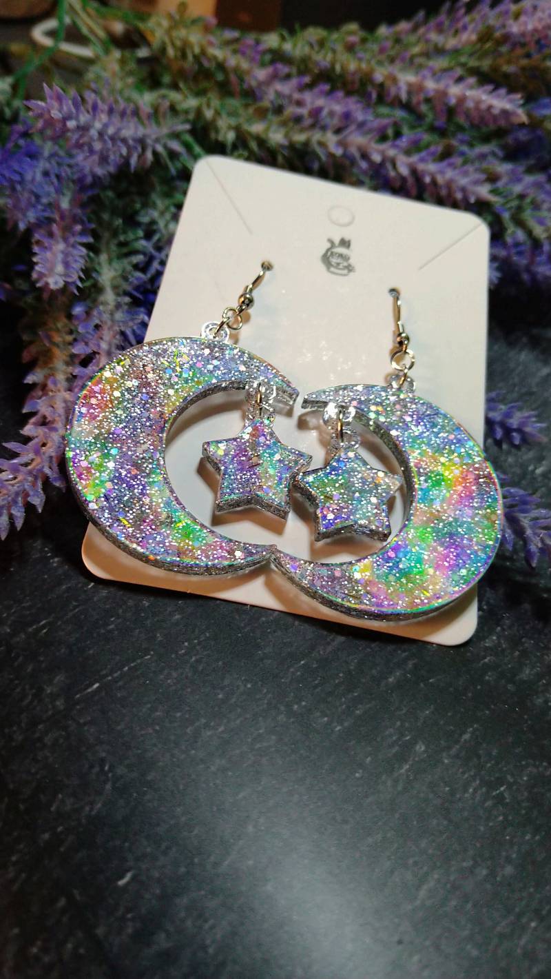 Silber Glitzernde Mond Ohrringe Mit Regenbogen Effekt Und Kleinerem Stern - Farbwechsel Je Nach Lichteinfall von KokoCrafting