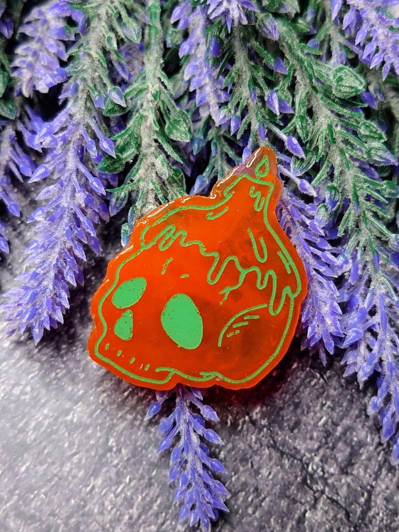 Totenkopf Pin Mit Kerze, in Neon Orange Grünen Outlines Totenkopf Pin Mit Kerze, in Neon Orange Grünen Outlines von KokoCrafting