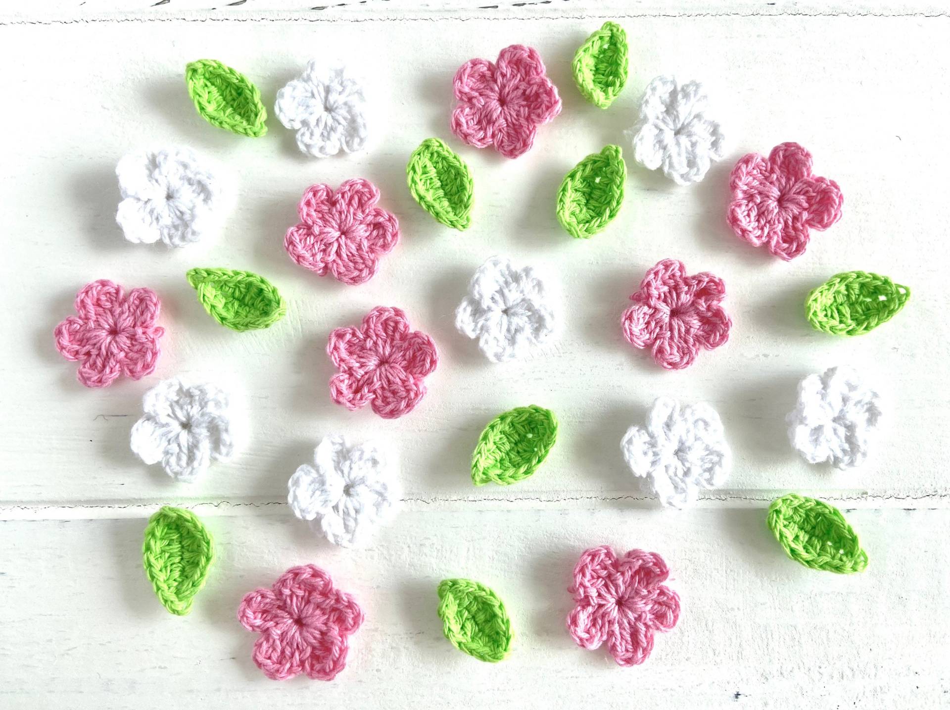 26 Kleine Häkelblumen Und Blätter, Rosa Blümchen, Gehäkelt, Miniblüten, Häkel Blumen, Streublumen, Gehäkelte Blüten, Sku 5.000.163 von KokoHello