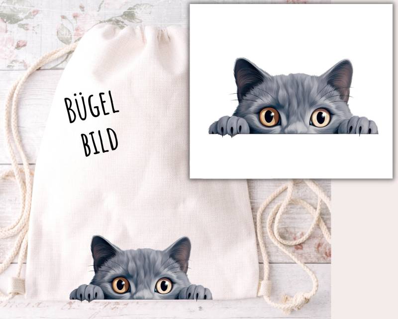 Bügelbild Neugierige Katze, Russisch Blau Aufbügler Für Katzen-Mamas Und Papas, Katze Guckt Über Tischkante, Sku 5.000.416 von KokoHello