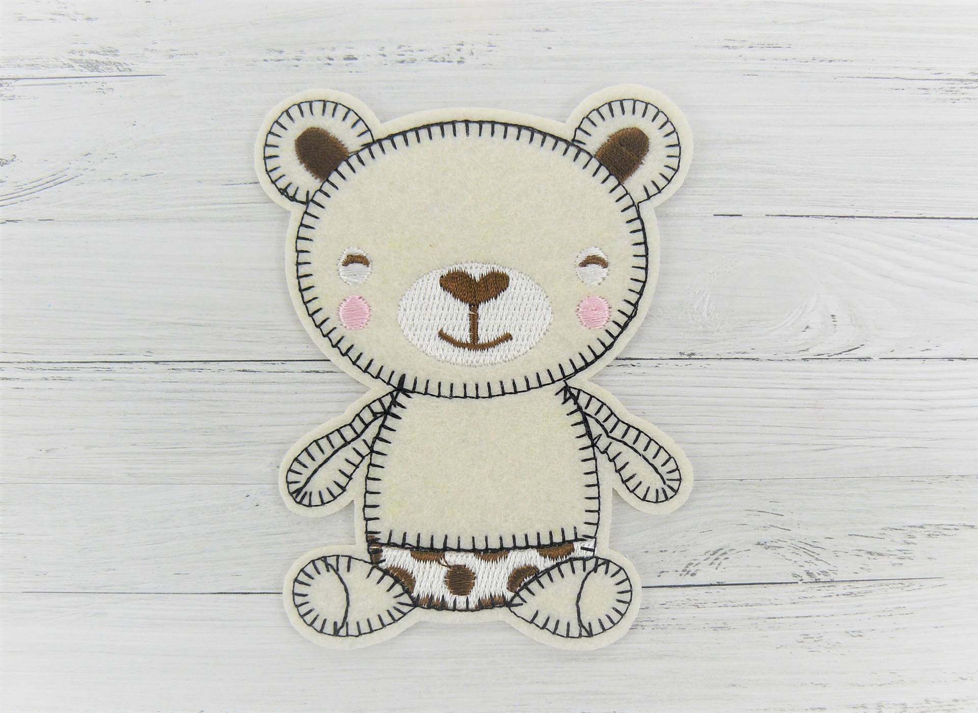 Große Teddy - Applikation, Süßer Cremeweißer Bär Zum Aufbügeln, Patch Als Teddybär Bärchen Bügelbild, Sku 5.000.540 von KokoHello