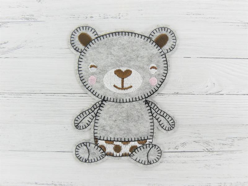 Große Teddy - Applikation, Süßer Hellgrauer Bär Zum Aufbügeln, Patch Als Teddybär Bärchen Bügelbild, Grau, Sku 5.000.541 von KokoHello