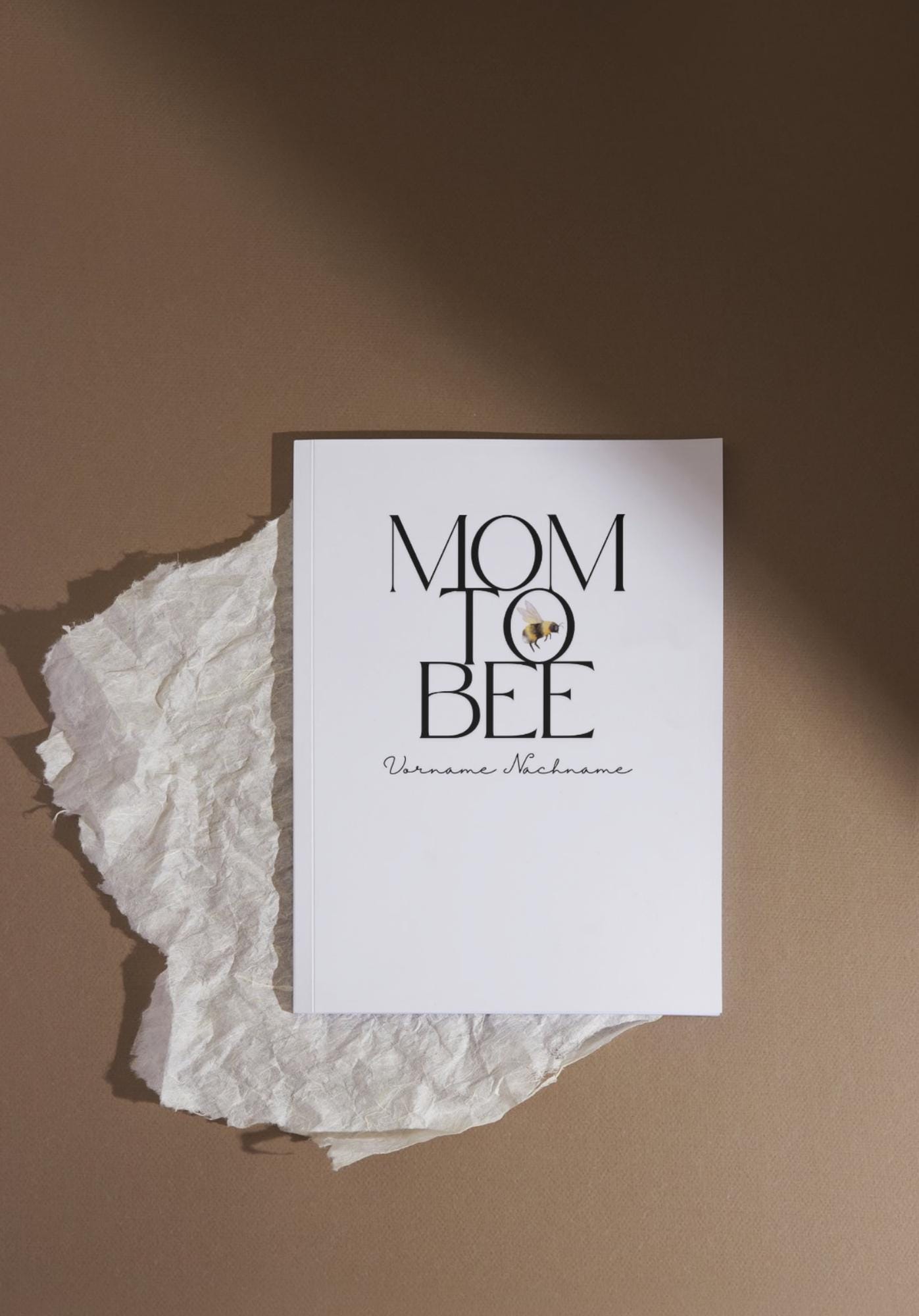 Mutterpasshülle Mit Biene Aus Papier/Folie "Mom To Bee" , Eine Gute Geschenkidee Zur Babyparty | Inkl. Aufbewahrung Für Ultraschallbilder von KokoloresKinderkrams