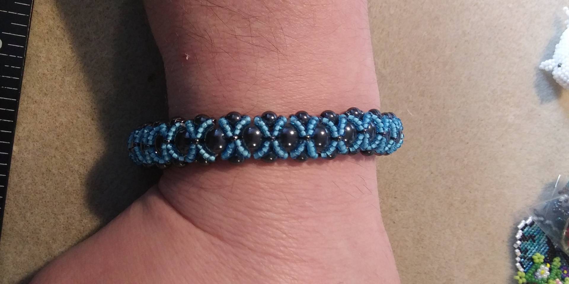 Handgewebtes Perlenarmband, Hämatit Und Rocailles Handgewebtes Perlenarmband, Hämatit Und Rocailles von KokopelliDreamsArt