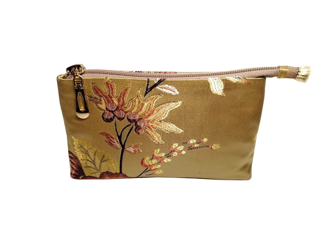 Kleine Kosmetiktasche. Goldfarbene Kosmetiktäschchen Aus Seide. Aufbewahrung Von Make-Up. Kulturbeutel. Bestickte Schminkkoffer. Florale Geldbörse Kleine Kosmetiktasche. Goldfarbene Kosmetiktäschchen Aus Seide. Aufbewahrung Von Make-Up. Kulturbeutel. Bestickte Schminkkoffer. Florale Geldbörse von KolangeShop