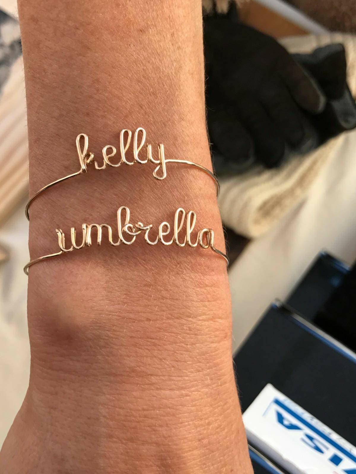 14K Gold Filled Namensarmband Personalisierter Namensschmuck Silberner Draht-Namensarmband Von Kolezi Bros London Uk 14K Gold Filled Namensarmband Personalisierter Namensschmuck Silberner Draht-Namensarmband Von Kolezi Bros London Uk von KoleziBros