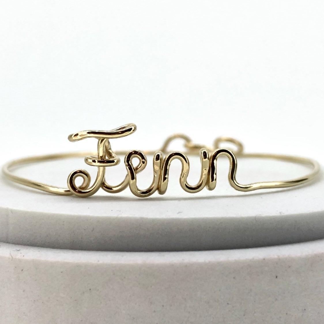 9 Karat Gold Namensarmband Personalisierter Namensschmuck Goldener Draht Von Kolezi Bros London 9 Karat Gold Namensarmband Personalisierter Namensschmuck Goldener Draht Von Kolezi Bros London von KoleziBros