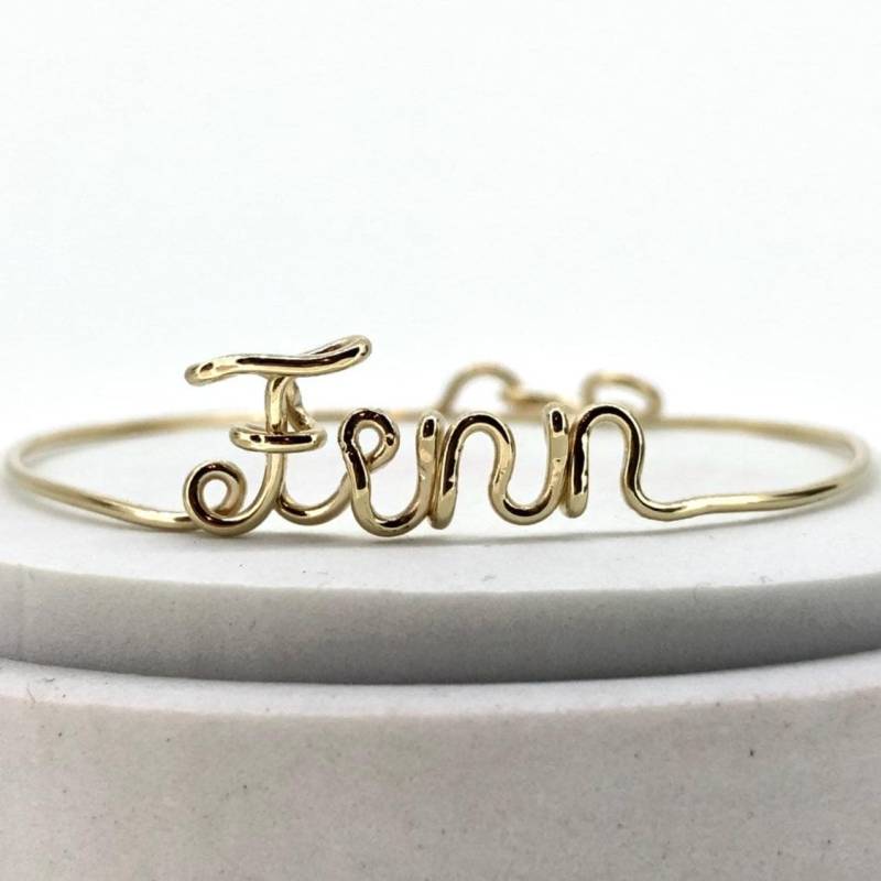 9 Karat Gold Namensarmband Personalisierter Namensschmuck Goldener Draht Von Kolezi Bros London 9 Karat Gold Namensarmband Personalisierter Namensschmuck Goldener Draht Von Kolezi Bros London von KoleziBros