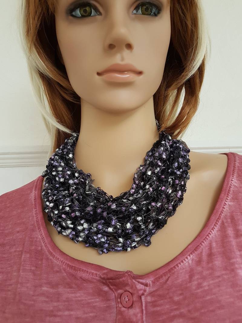 Handgemachter Schmuck Loop Schal in Schwarz-Grau-Silber Aus Leitergarn von KolibriCreative