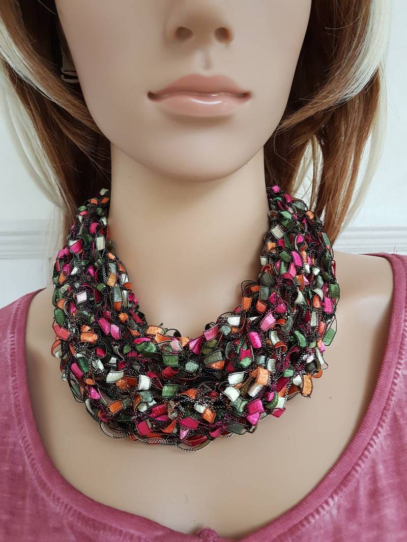 Handgemachter Schmuckschal Loop Damen Halsschmuck Schal Rundschal Aus Leitergarn von KolibriCreative