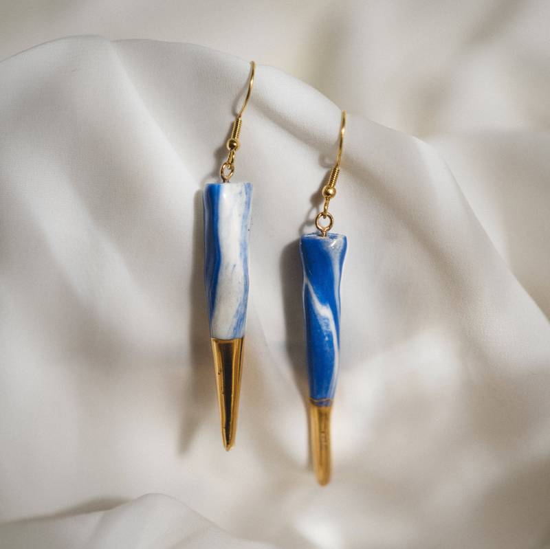 Eiszapfen Porzellan Ohrringe in Blau-Weiß Marmoriert | Unikat Keramikschmuck Aus Handarbeit Silber 925 Vergoldet von KolibriKeramik