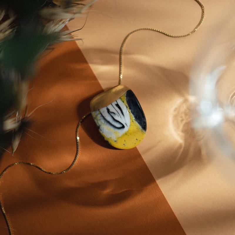 Gelb Schwarz Marmorierte Porzellan Halskette | Unikat Keramikschmuck Aus Handarbeit Silber 925 Vergoldet von KolibriKeramik