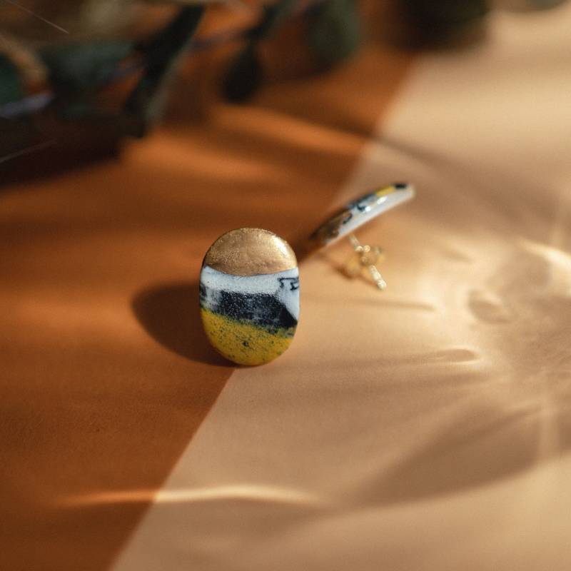 Gelb Schwarz Marmorierte Porzellan Ohrstecker, Oval | Unikat Keramikschmuck Aus Handarbeit Silber 925 Vergoldet von KolibriKeramik