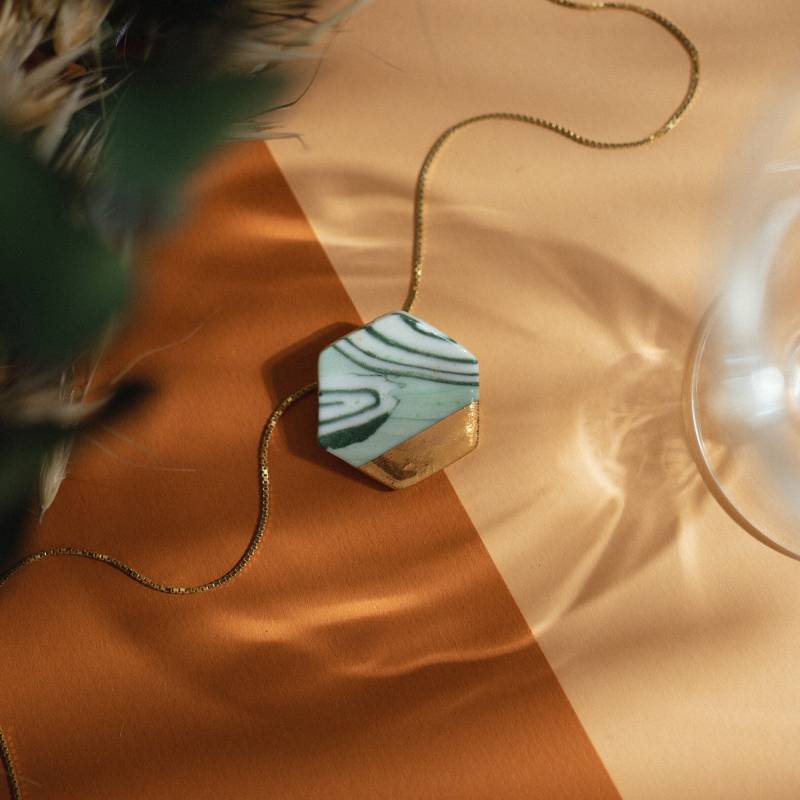 Grün Marmorierte Hexagon Porzellan Halskette | Unikat Keramikschmuck Aus Handarbeit Silber 925 Vergoldet von KolibriKeramik