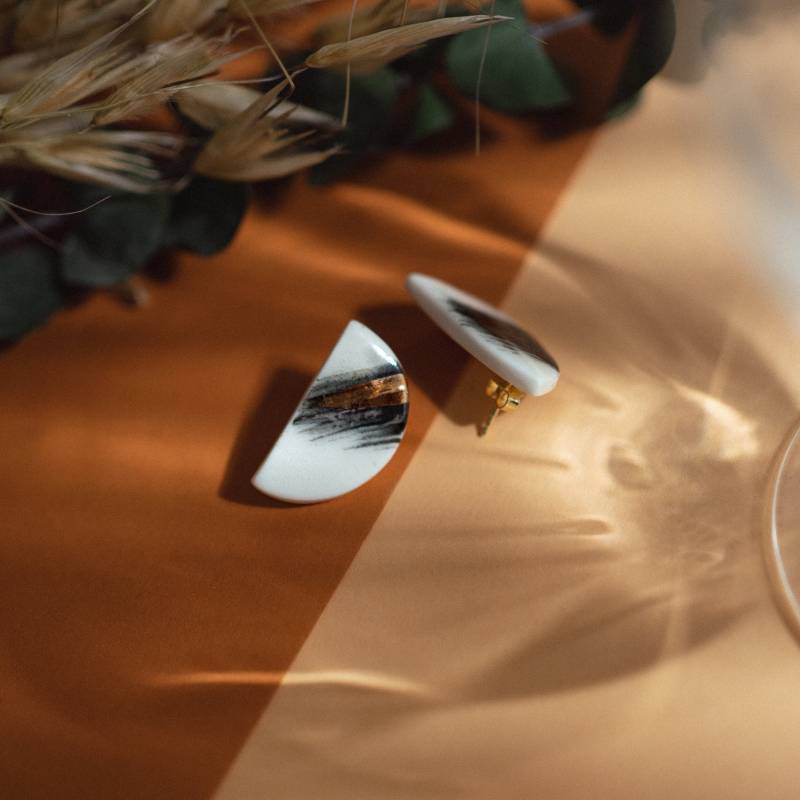 Pinselstrich Porzellan Ohrstecker, Halbkreis | Unikat Keramikschmuck Aus Handarbeit Silber 925 Vergoldet von KolibriKeramik