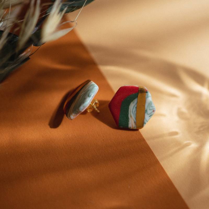 Rot Grün Marmorierte Porzellan Ohrstecker, Hexagon | Unikat Keramikschmuck Aus Handarbeit Silber 925 Vergoldet von KolibriKeramik